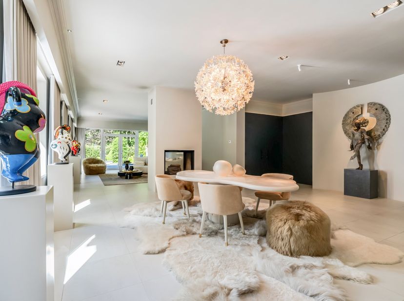 Maison de campagne unique rénovée dans un style loft de haute qualité au milieu d&#039;un parc exceptionnel de plus de 2 hectares avec des arbres centenair
