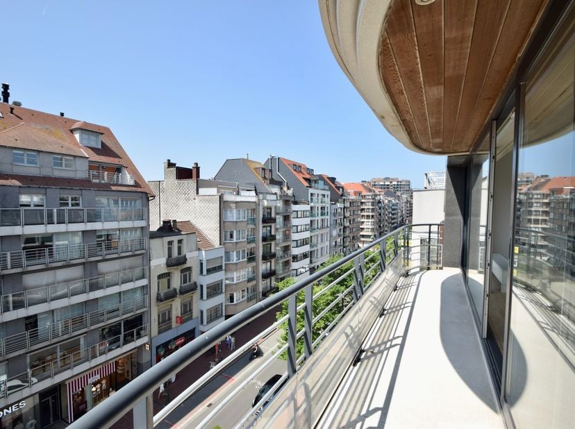 Te huur: ruim en zonnig appartement in het centrum van Knokke, vlakbij de winkels en de zee. Indeling: inkomhal met vestiaire en gastentoilet. Lichtri
