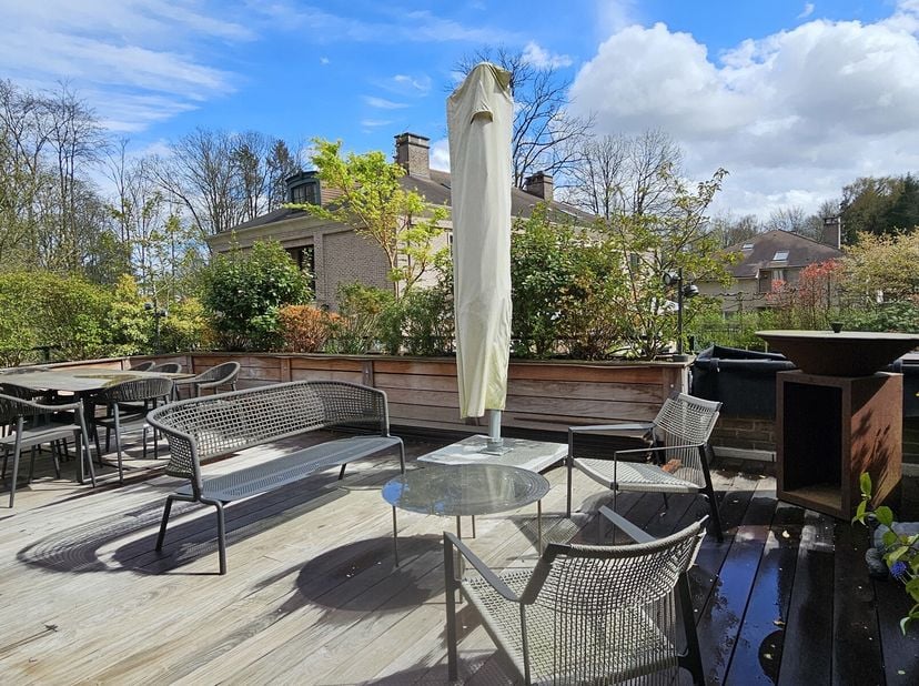 En plein coeur du Prince d&#039;Orange. Sublime penthouse duplex 3 façades niché en intérieur d&#039;îlot et au milieu d&#039;un cadre de verdure exceptionnel. Ce lu