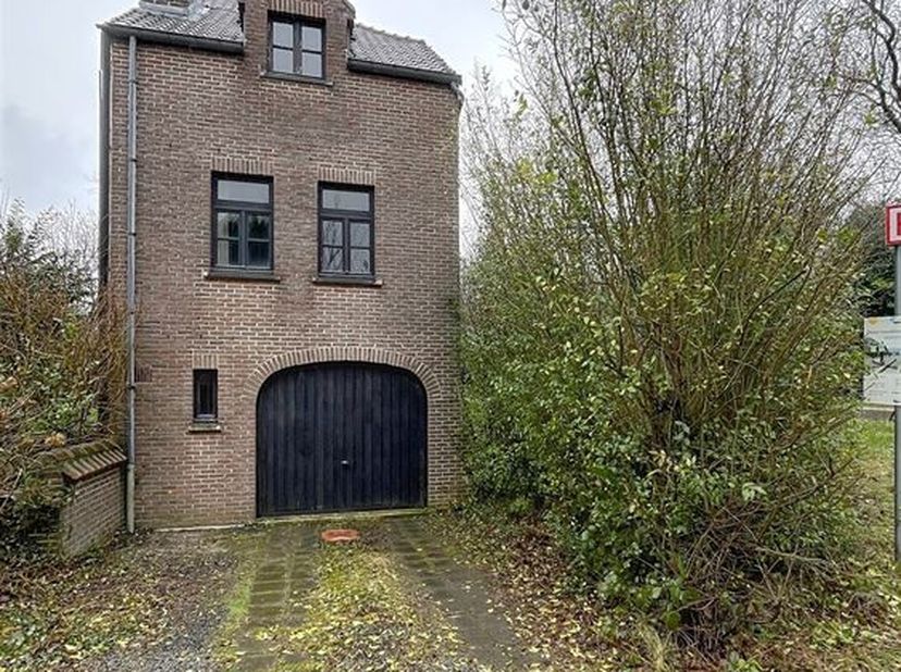 In een rustige woonwijk vlakbij het station, 3-gevels huis met tuin, kelders en garage, moet gerenoveerd worden. Indeling: Inkomhal, 34 m2 woonkamer m