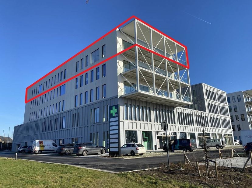 Nouveaux bureaux lumineux à vendre d&#039;une superficie brute d&#039;environ 893 m² + terrasse d&#039;environ 73 m² au 4ème étage du projet R. Plaza situé dans un e