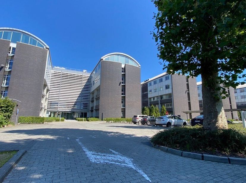415m² de bureaux au 2ème étage du bloc D&lt;br /&gt;
Emplacement : à proximité de la sortie E40 et R4 avec un accès facile à l&#039;E17 ; arrêt de bus devant l&#039;e