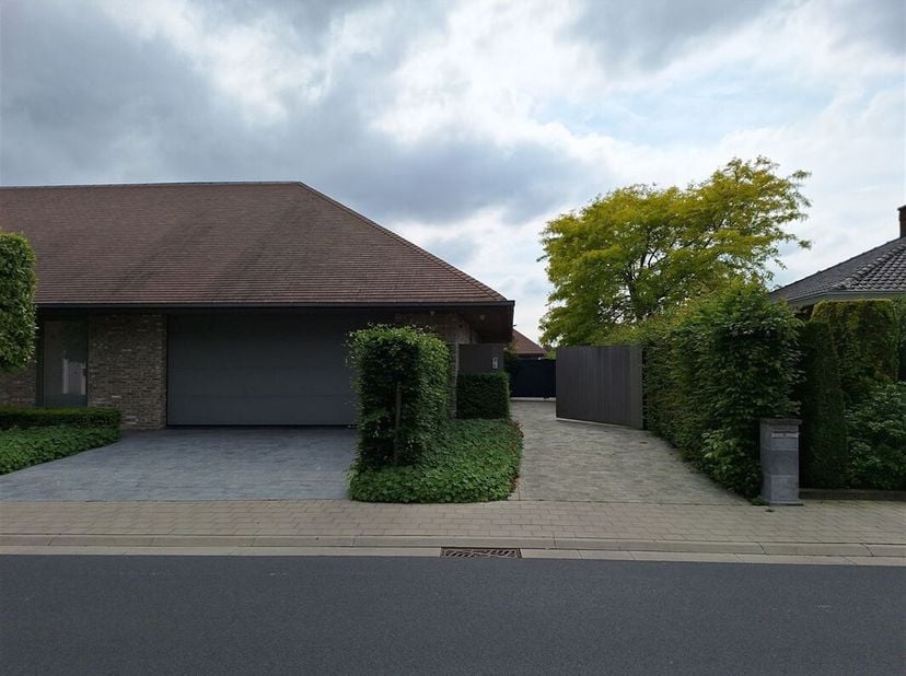 Dit ruim en modern appartement anno 2010, gelegen in de Hoppestad, biedt een comfortabele woonruimte van 135m². Ze is gelegen op het eerste verdiep en