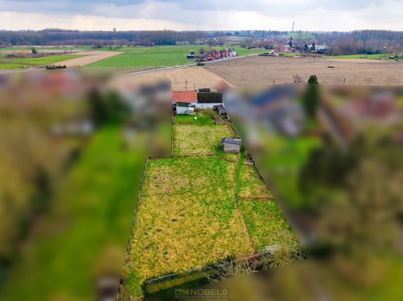 Vlieg mee over dit pand: https://www.youtube.com/embed/_YLcxO4nB6o&lt;br /&gt;
&lt;br /&gt;
Gelegen in een GROENE EN RUSTIGE OMGEVING biedt deze te slopen HOEVE i