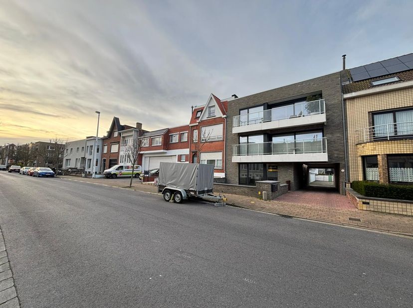 Deze vlot inrijbare garagebox te koop is gelegen vlakbij het centrum en de Zeedijk van Blankenberge. De inrit van de garage is gelegen op de Koninginl
