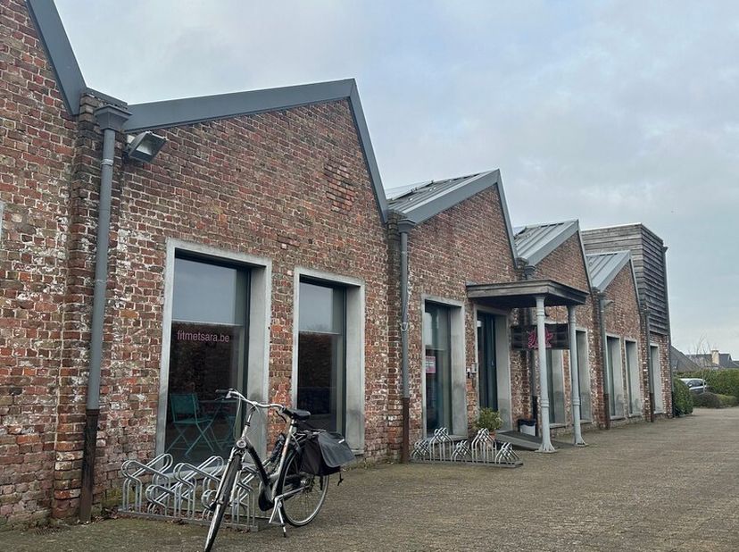 Surface de bureau abordable de 491m² au rez-de-chaussée&lt;br /&gt;
Emplacement : sur la N9, près du centre d&#039;Eeklo avec un accès facile à la rocade R43&lt;br