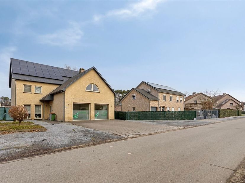 TE KOOP: Moderne en ruime woning met praktijkruimte in Maasmechelen! &lt;br /&gt;
Ontdek deze recente en energiezuinige woning in de St. Andreasstraat 9, Ma
