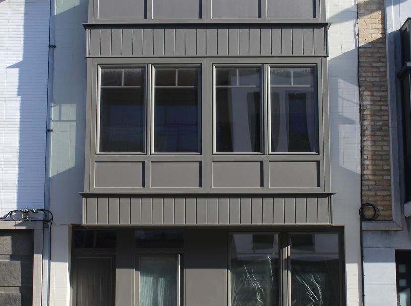 Appartement met garage&lt;br /&gt;
Lichtrijk instapklaar appartement, bevindt zich op de 1ste verdieping en omvat inkom, woonruimte met open ingerichte keuk