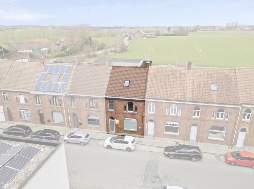 In het hart van Elverdinge, met een vlotte verbinding naar Ieper en Poperinge, bevindt zich deze verrassend ruime woning. Met enkele opfrissingswerken