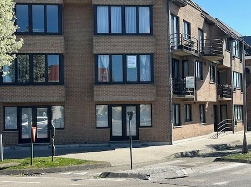 Dit appartement is gelegen op de eerste verdieping en bestaat uit: inkomhall - living - volledig ingerichte keuken - berging - 2 slaapkamers - wc - ba