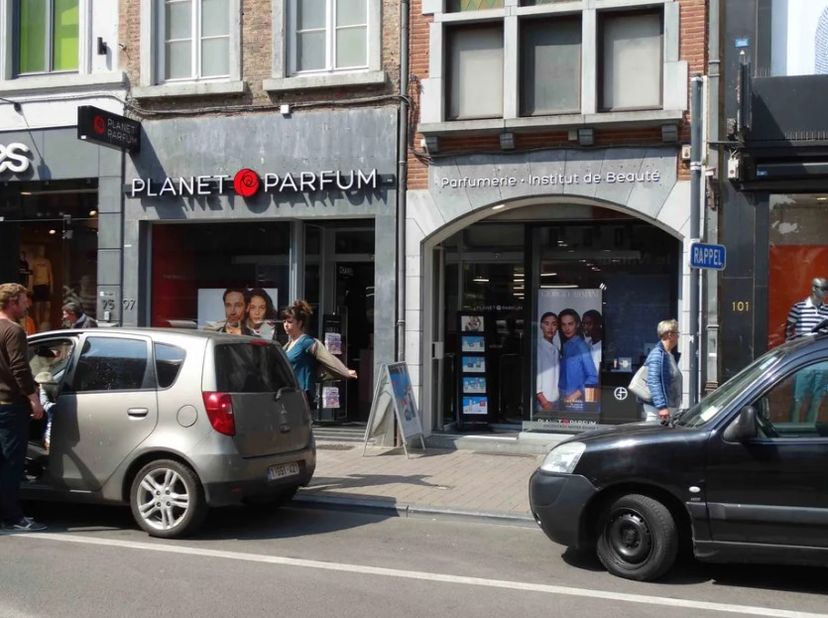 Top gelegen handelseigendom in het centrum van Namen in de Rue de Fer, één van de belangrijksrijkste winkelstraten van de stad. &lt;br /&gt;
De gelijkvloers