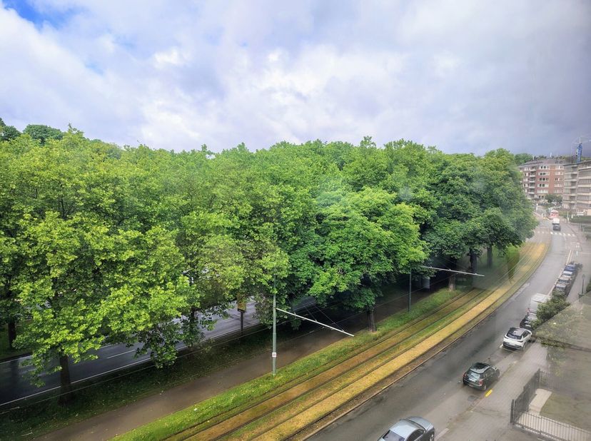 WOLUWE-SAINT-PIERRE, à proximité de Montgomery et des institutions européennes, bel APPARTEMENT de ± 70 m² avec petite terrasse située SUD-OUEST. Situ
