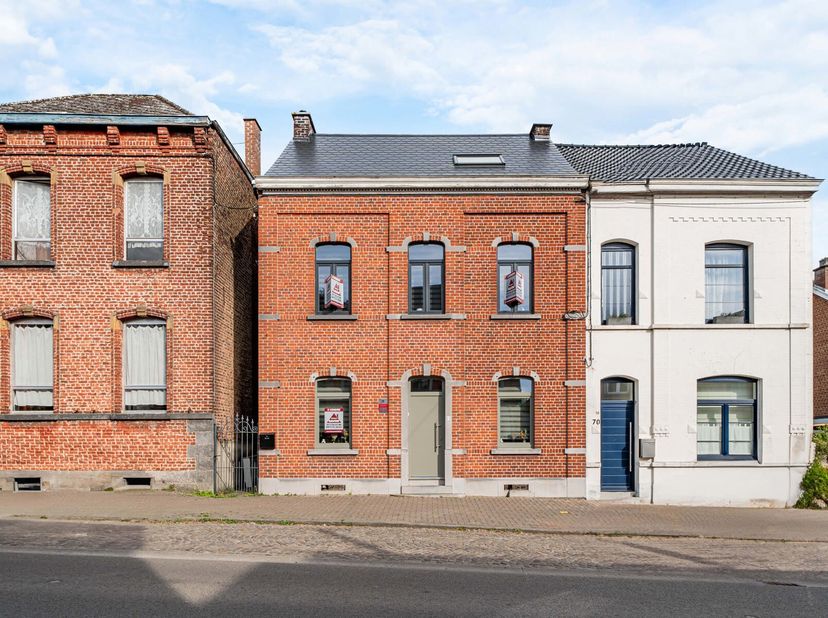 Lobbes - à vendre une maison 3 façades en très bon état comprenant un hall d&#039;entrée, un salon, une cuisine équipée avec îlot central, une salle à mang