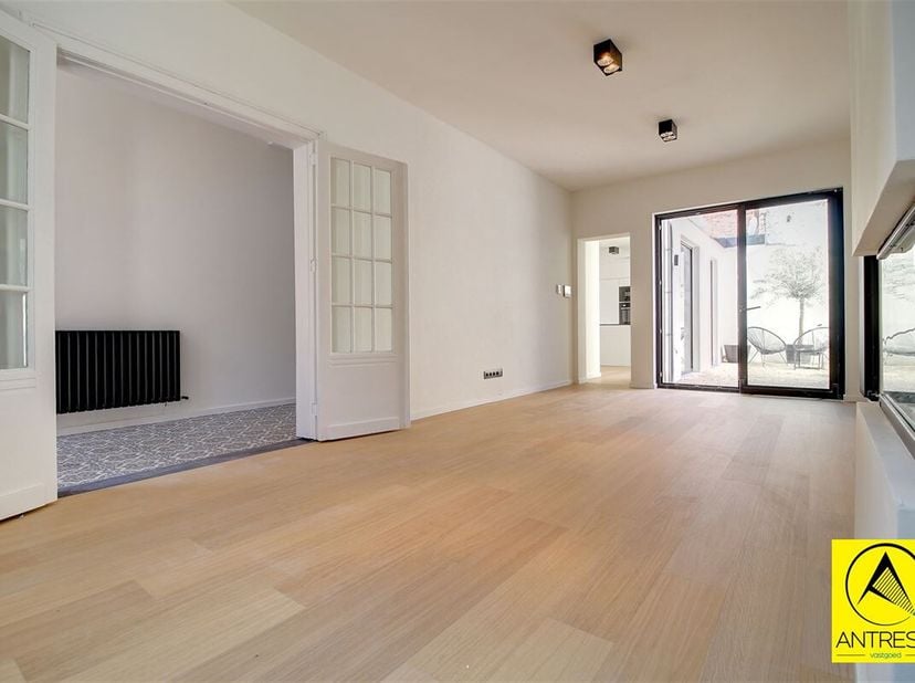 Totaal renovatie van jaar 2025! Deze woning is gelegen in een zeer rustige straat doch in het centrum, nabij het Sint Jansplein dat tussen 2025 en 202