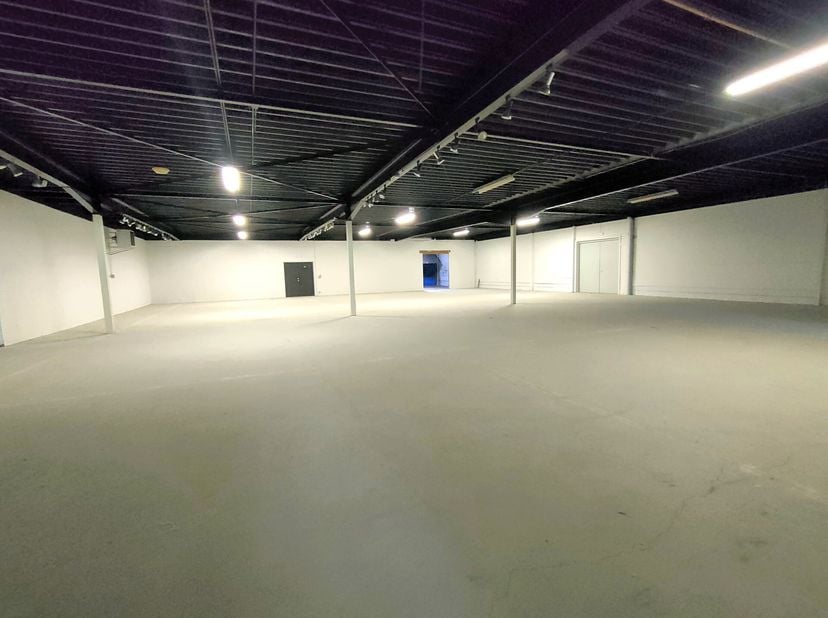 Découvrez une opportunité unique dans le Zoning Nord de Wavre, à côté de la E411 ! Cet immeuble offre une situation privilégiée et une visibilité rema
