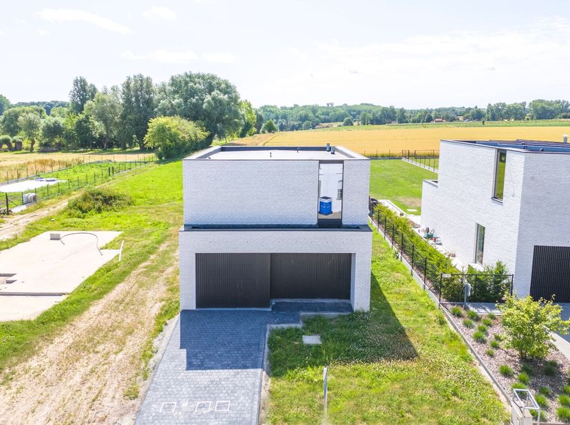 Deze exclusieve eigendom is gelegen in de landelijke en immer rustige deelgemeente Sint-Goriks-Oudenhove, doch het centrum van Zottegem met horeca en