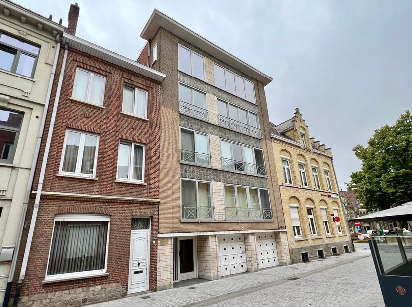 Op zoek naar een stijlvol en comfortabel appartement in het centrum van Ieper? Dit vernieuwde appartement, op wandelafstand van de Grote Markt, biedt