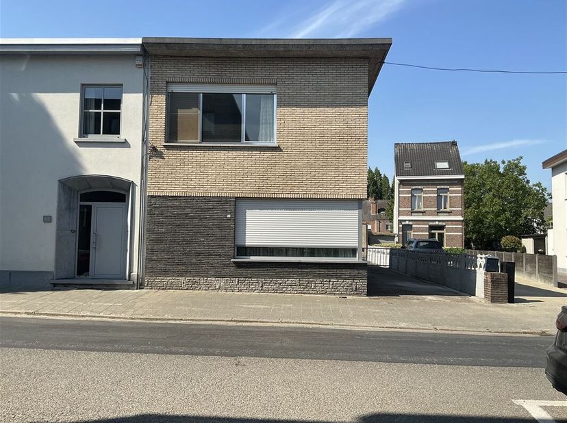 Cette belle maison de 3 chambres à coucher aux caractéristiques uniques se trouve près du centre de Kontich.&lt;br /&gt;
La disposition :&lt;br /&gt;
Nous entrons
