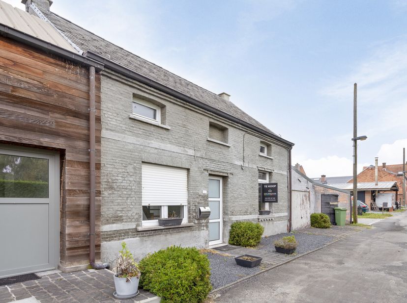 Ben je op zoek naar een instapklare woning waar je meteen kan intrekken? Deze prachtig gerenoveerde starterswoning, gelegen in een doodlopende straat
