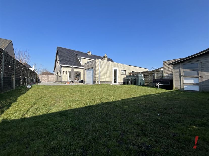 Gezellige gezinswoning met garage en tuin. Inkomhal, gastentoilet, lichtrijke woonkamer met eet-en zithoek, aparte nieuw ingerichte leefkeuken, bergin