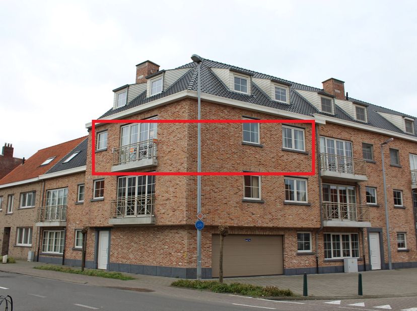 L&#039;appartement est situé au 2ème étage et comprend un salon spacieux, une cuisine ouverte équipée, un débarras, 2 chambres avec parquet, dont une avec