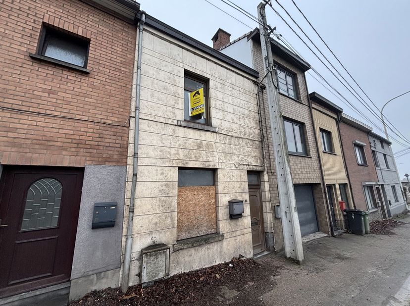 LOVERVAL limite GERPINNES - Route de Philippeville 86 - IMMO VISION vous propose une opportunité dinvestissement à ne pas manquer ! Une maison en gros
