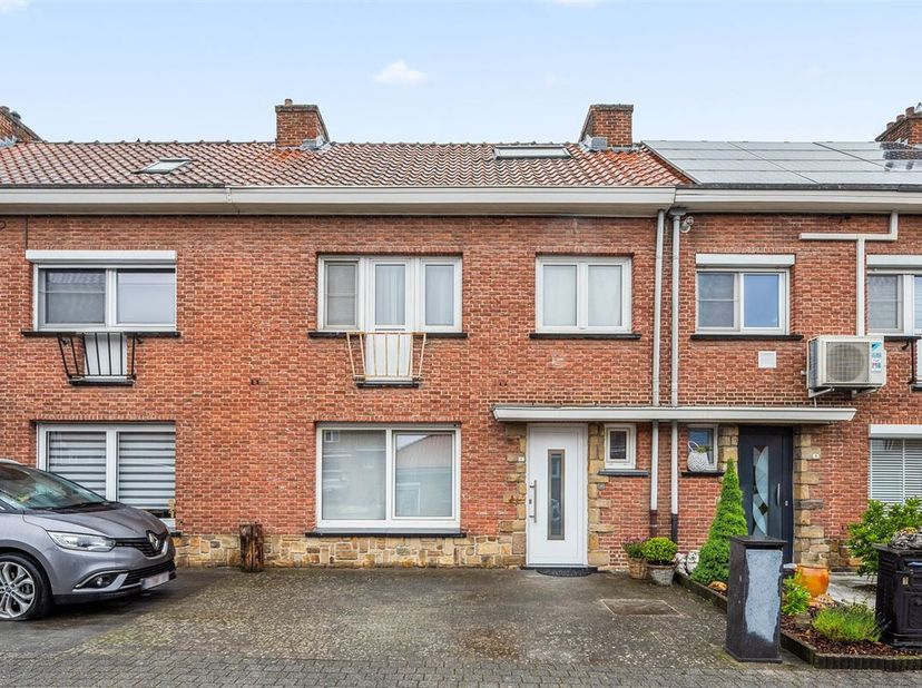 La Schotten Bosserstraat est inextricablement liée à Battel, le quartier vert de Malines, et porte le nom de la Schottenbosse beemden. La maison se di