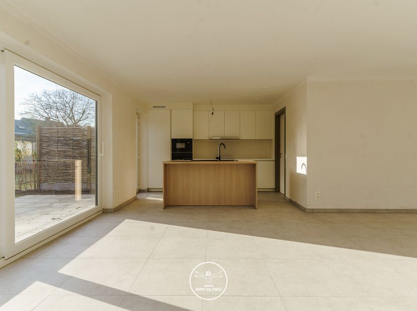 EMPLACEMENT&lt;br /&gt;
Ce projet de construction le long de Cooppallaan, près du centre de Wetteren, offre 9 maisons à haute performance énergétique dans u