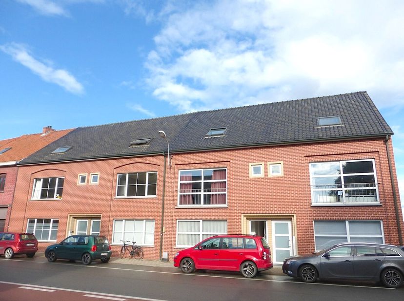 In een kleinschalig appartementsblokje vinden we dit verzorgd appartement....&lt;br /&gt;
We komen het gebouw binnen en via de trap gaan we naar de eerste v