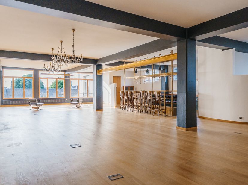 En plein cur de Bruxelles, avec un accès immédiat aux commerces, restaurants et transports en commun, découvrez ce magnifique loft de 325 m² qui allie