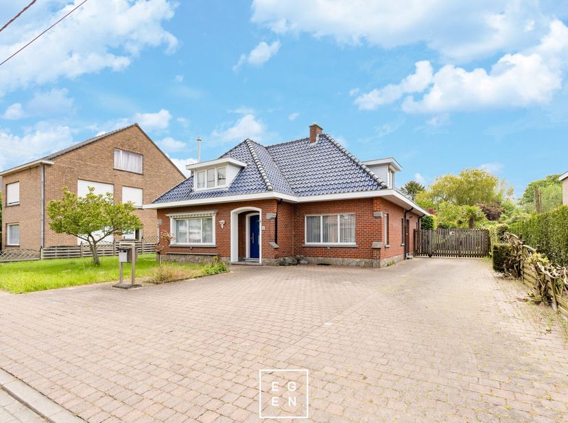 Ga naar egenvastgoed.be en ontdek meer over de woning en leg jouw bezoek vast | Deze alleenstaande woning is gelegen op een strategische en centrale l