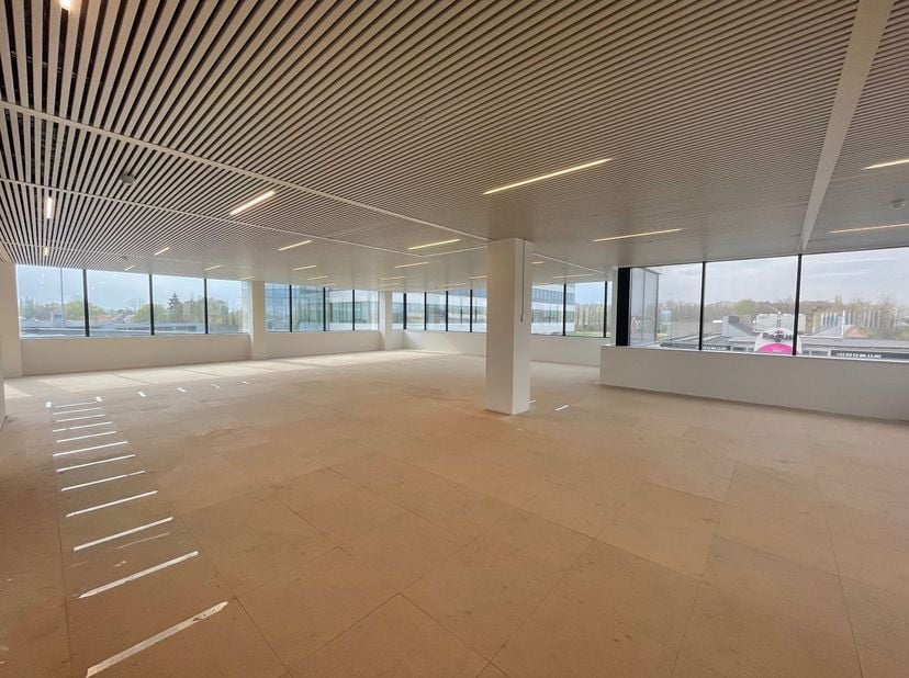 Fenomenaal gelegen kantoorruimte van 1.160 m² te huur, langs én met zicht van de E40 te Aalst. De kantoren situeren zich op de 5e verdieping van een m