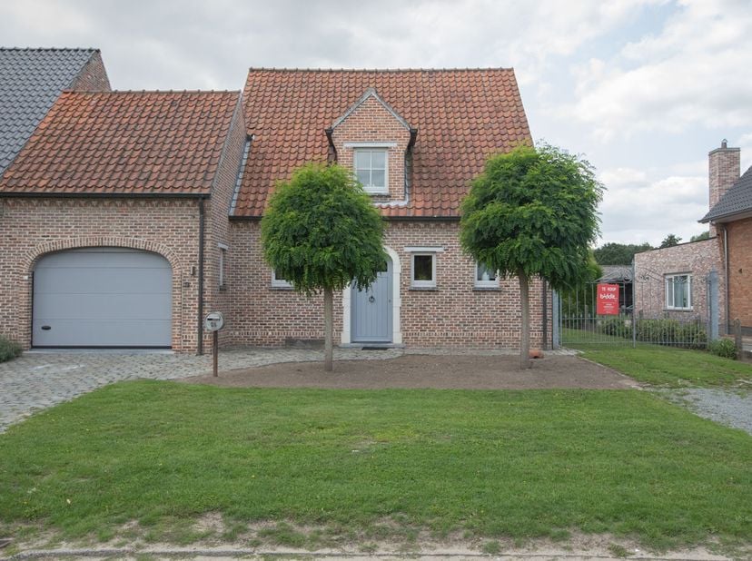 Goed onderhouden instapklare woning met ruime garage en tuin.&lt;br /&gt;
Omvattende: inkom, woonkamer, keuken, 3 slaapkamers, badkamer, wc, en zolderkamer.