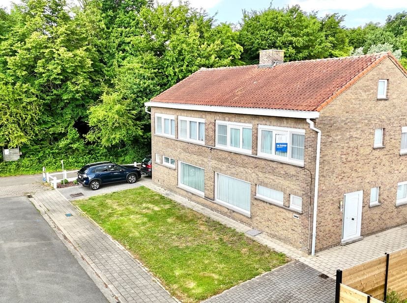 Uitzonderlijk mooi gelegen HOB woning met 4 slks, tuin en garage.&lt;br /&gt;
In een zijtak van de gekende Weidenstraat te Kuurne staat deze half-openbebouw