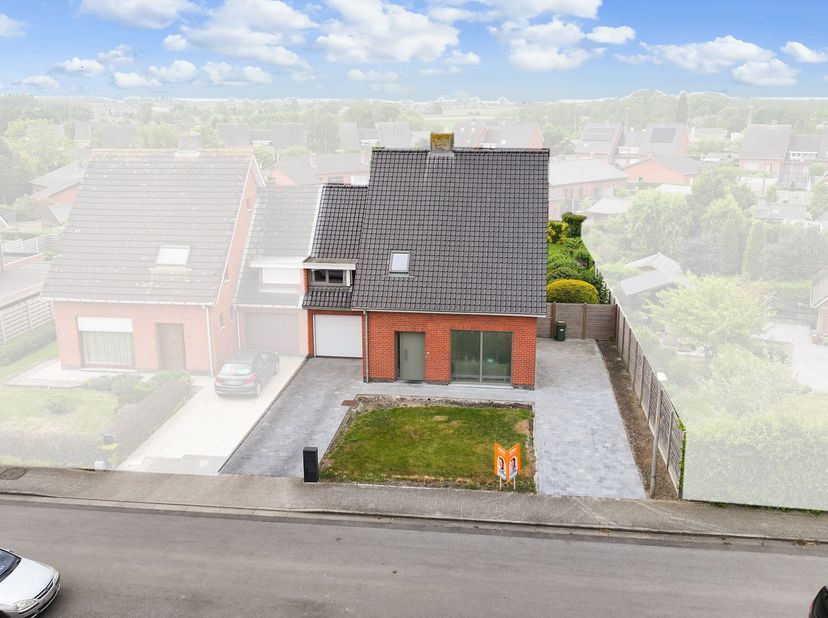 Deze halfopen woonst op ruim perceel van 584 m2 met oprit en garage wordt u te koop aangeboden. De binnenkant van de woning is te renoveren/op te fris