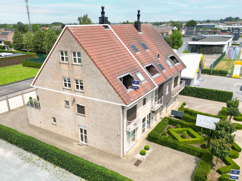 Dit uitzonderlijk ruime duplexappartement van maar liefst 120 m² combineert comfort, licht en ruimte met een uitstekende ligging. Dankzij de royale in