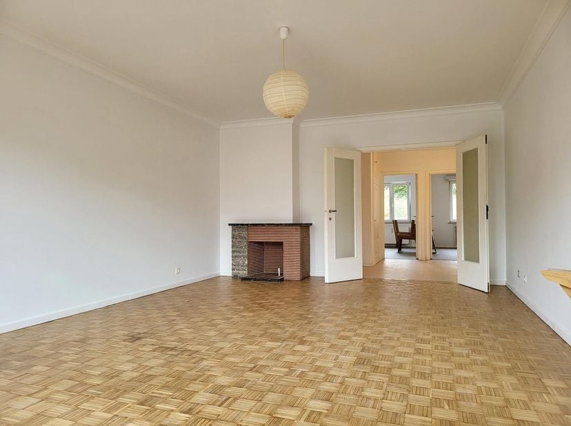 Appartement 2 chambres, entièrement rénové situé au 2ième étage sur 3 avec ascenseur. L&#039;immeuble est extrêmement calme et la tranquillité est recherch