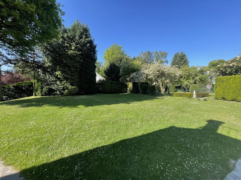 WOLUWE-SAINT-PIERRE, à proximité de la place DUMON et du Sportcity. VILLA, 4 façades, (5Ch/2SDB) de 235 m² avec jardin et garages. Elle se compose, au