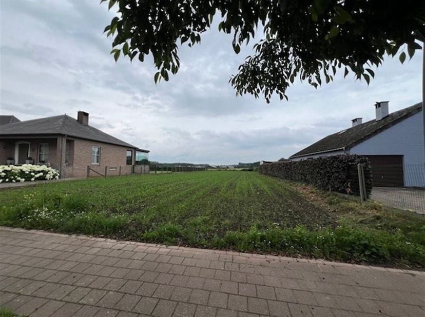 Prachtig vlak, rechthoekig stuk bouwgrond voor open bebouwing.&lt;br /&gt;
Oppervlakte 11a 35ca.&lt;br /&gt;
Breedte straatkant ± 18 meter.   Diepte ongeveer 68 m