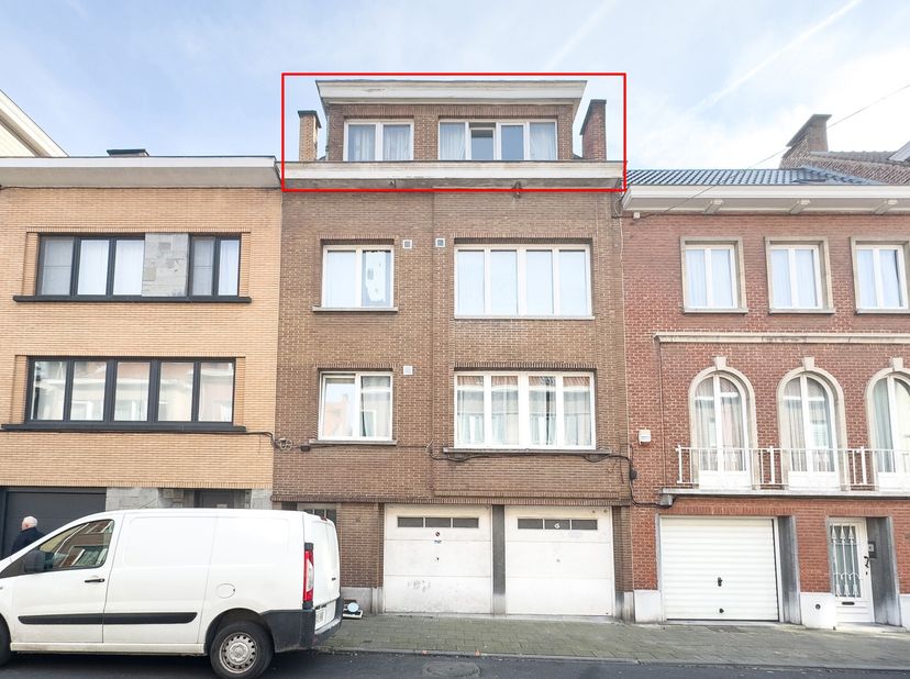 A deux pas de la place de la Beauté, dans quartier résidentiel recherché , TRIANON INVEST vous propose cet appartement 2 chambres avec terrasse situé