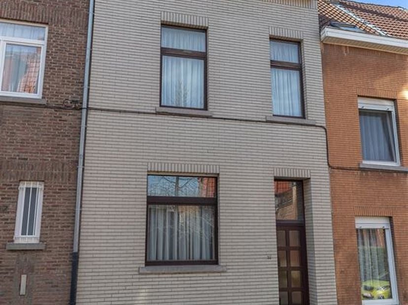 Property One, votre partenaire immobilier à Uccle, vous propose une maison à rénover, située dans un environnement calme et verdoyant, tout en étant à