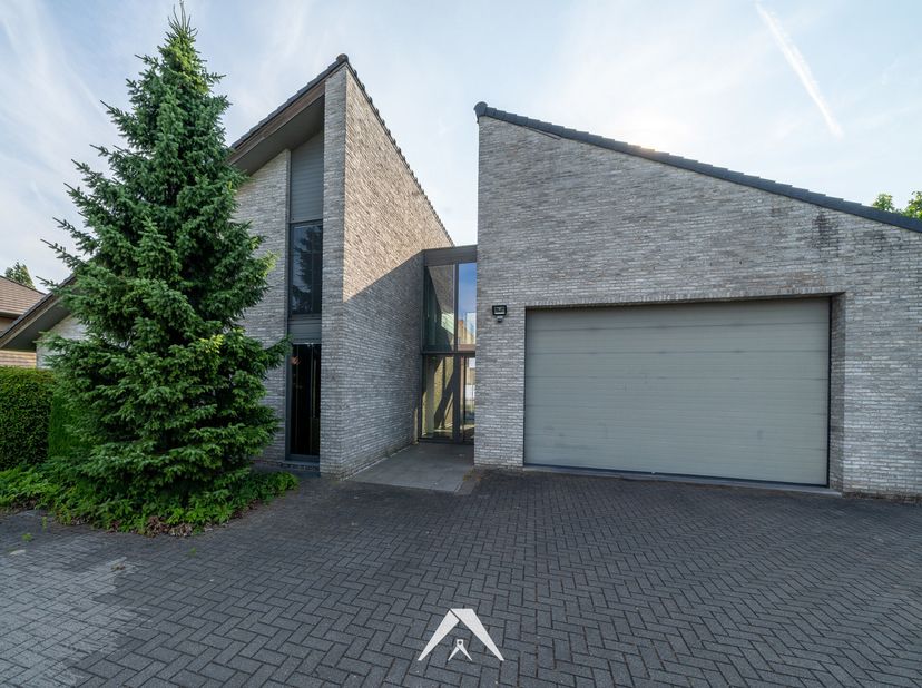 Deze eigentijdse en  energiezuinige villa  biedt topcomfort op een  zuidwestelijk georiënteerd perceel van 1.521 m². Met een  vloeroppervlakte van 450