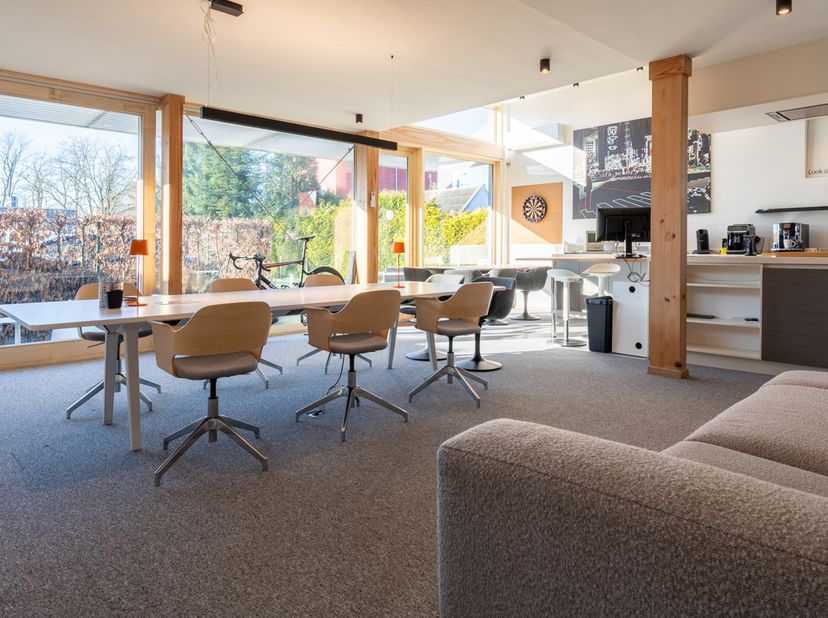 Op zoek naar een unieke locatie die werk en wooncomfort combineert? Of gewoon op zoek naar een grotere kantoorruimte met moderne uitstraling. Dit mode