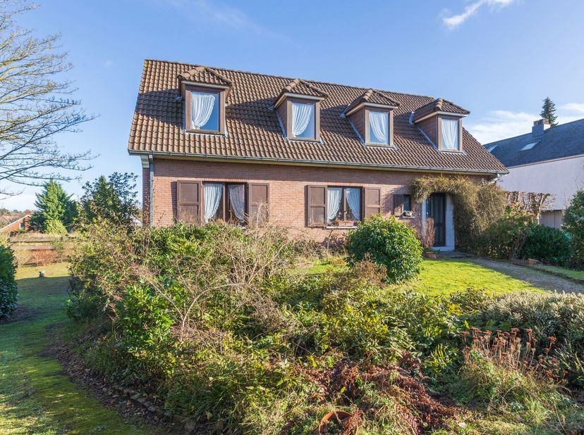 À Rixensart, dans une rue paisible, cette villa lumineuse entourée de verdure offre un cadre de vie agréable à proximité de la gare. Construite en 198