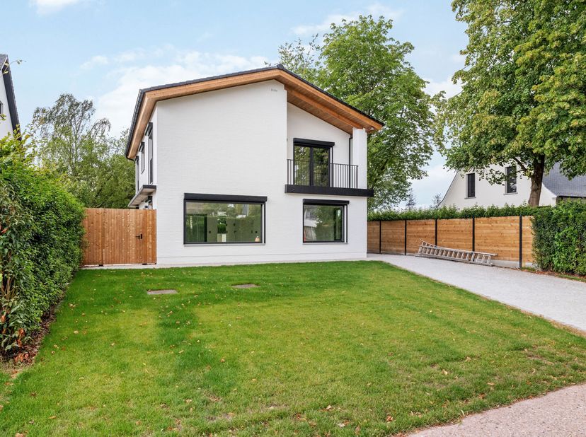 Deze vrijstaande woning nabij het centrum van Hoogstraten op perceel van 640 m² kende in 2025 een totaalrenovatie. Ze is voorzien van een hoogwaardige