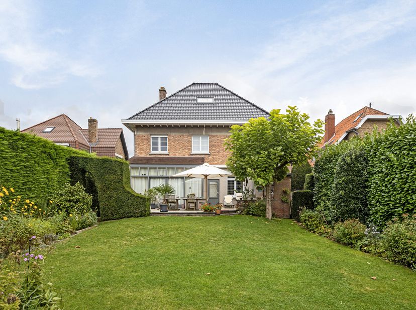 Ruime eigendom (555 m² bewoonbare oppervlakte) met praktijkruimte en woonst te Sint-Andries. Deze eigendom, bestaat uit een kinesistenpraktijk en een