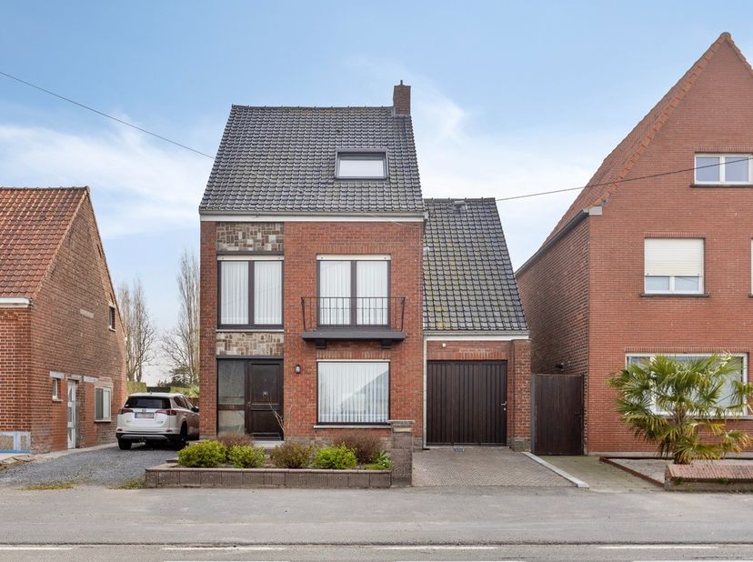 Achter deze gevel schuilt een gerenoveerde eigendom met 4 slaapkamers en prachtige tuin! Deze woning is gelegen langs de Staatsbaan, te Handzame in de