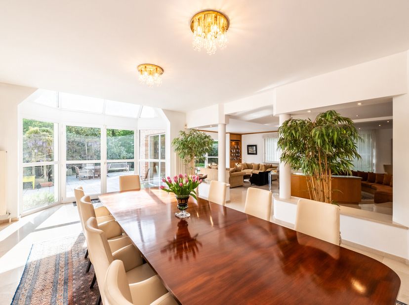 Demeure dexception située dans une des rues les plus prisées dUccle. À labri des regards et au calme absolu, cette villa de charme vous séduira par se