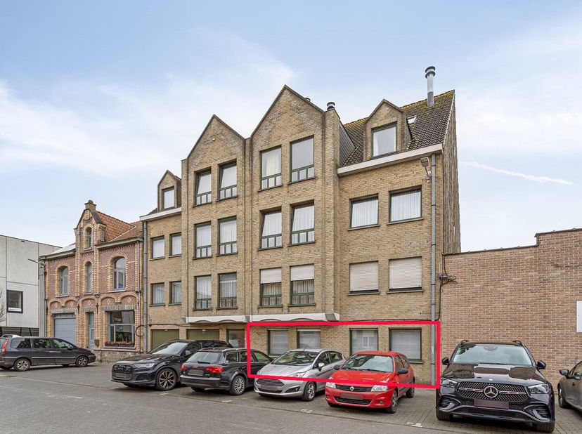 Appartement au rez-de-chaussée à vendre à Ypres avec deux chambres, deux salles de bain et un garage. Situé dans la rue Goesdamstraat, près de la gare
