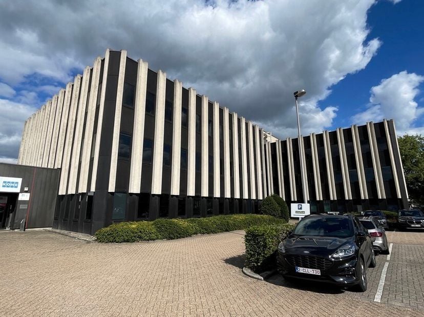 274m² de bureaux au rez-de-chaussée dans l&#039;arrière-bâtiment&lt;br /&gt;
Emplacement : facilement accessible via l&#039;E19&lt;br /&gt;
Spécifications : double vitrage,